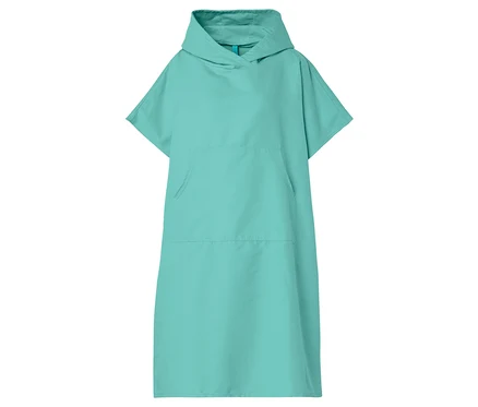 Gros plan sur un poncho de bain turquoise à capuche et manches courtes.
