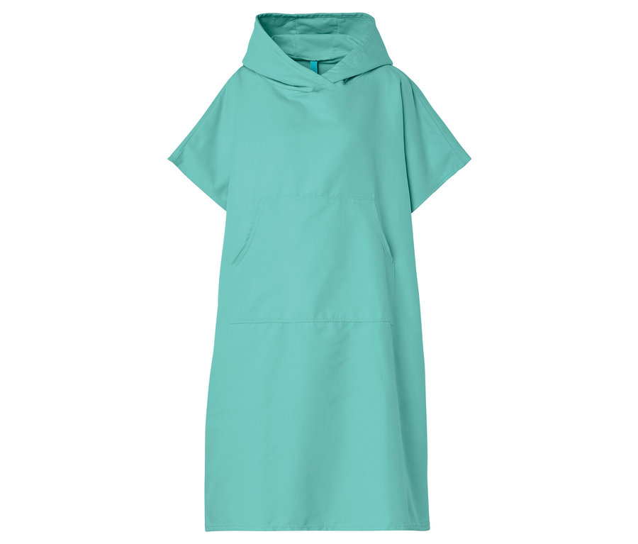 Gros plan sur un poncho de bain turquoise à capuche et manches courtes.