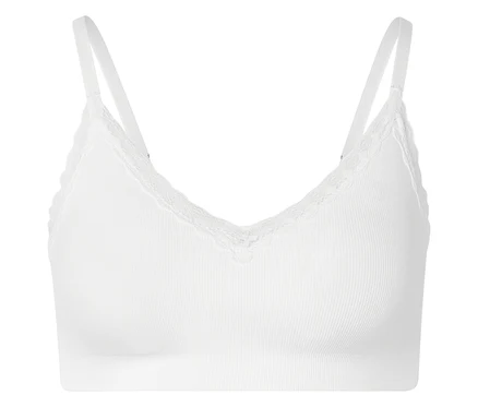 Bralette blanche côtelée avec dentelle et bretelles réglables sur fond blanc.