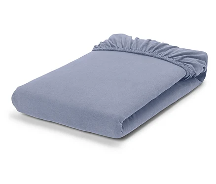 Drap-housse bleu clair plié avec élastique sur fond blanc.