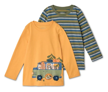 Deux t-shirts à manches longues pour enfants : un moutarde avec un imprimé de bus, un rayé dans les tons de vert, bleu et gris.