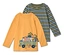 Deux t-shirts à manches longues pour enfants : un moutarde avec un imprimé de bus, un rayé dans les tons de vert, bleu et gris.