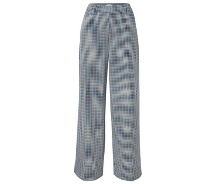 Un pantalon large à carreaux dans les tons de bleu, marron et noir est visible sur un fond blanc.