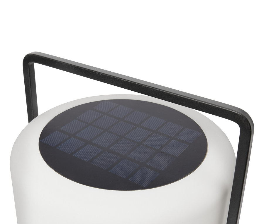 Gros plan d'une lampe solaire blanche avec une poignée noire et un panneau solaire.