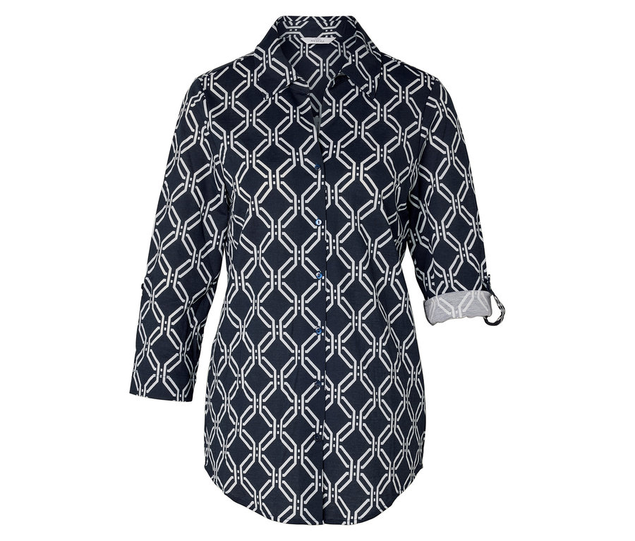 Chemise bleu marine avec motif géométrique blanc, les manches longues sont retroussées.