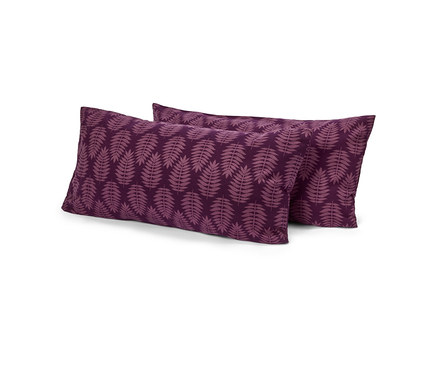 Deux oreillers rectangulaires violets avec un motif de feuilles violet clair, l'un légèrement derrière l'autre, sur fond blanc.