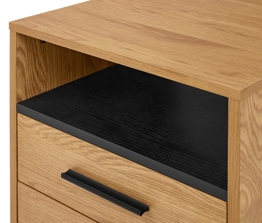 Meuble en bois clair avec une étagère ouverte noire et une poignée noire sur le tiroir en dessous.