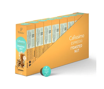 Une rangée d'emballages de capsules Cafissimo Flavoured Espresso - Tostaed Nut dans un support jaune, plus une capsule individuelle.