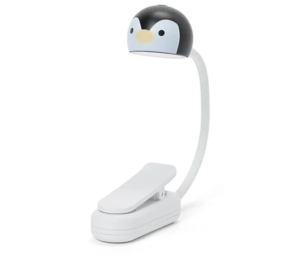 Une lampe à pince blanche avec un col flexible et une tête en forme de pingouin noir avec un visage clair et de petits yeux.