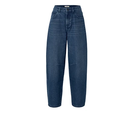 Jean en denim bleu foncé à taille haute et jambes larges et décontractées, avec des poches avant et des coutures horizontales au-dessus des genoux.