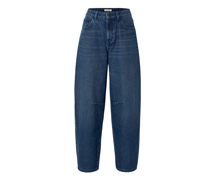 Jean en denim bleu foncé à taille haute et jambes larges et décontractées, avec des poches avant et des coutures horizontales au-dessus des genoux.