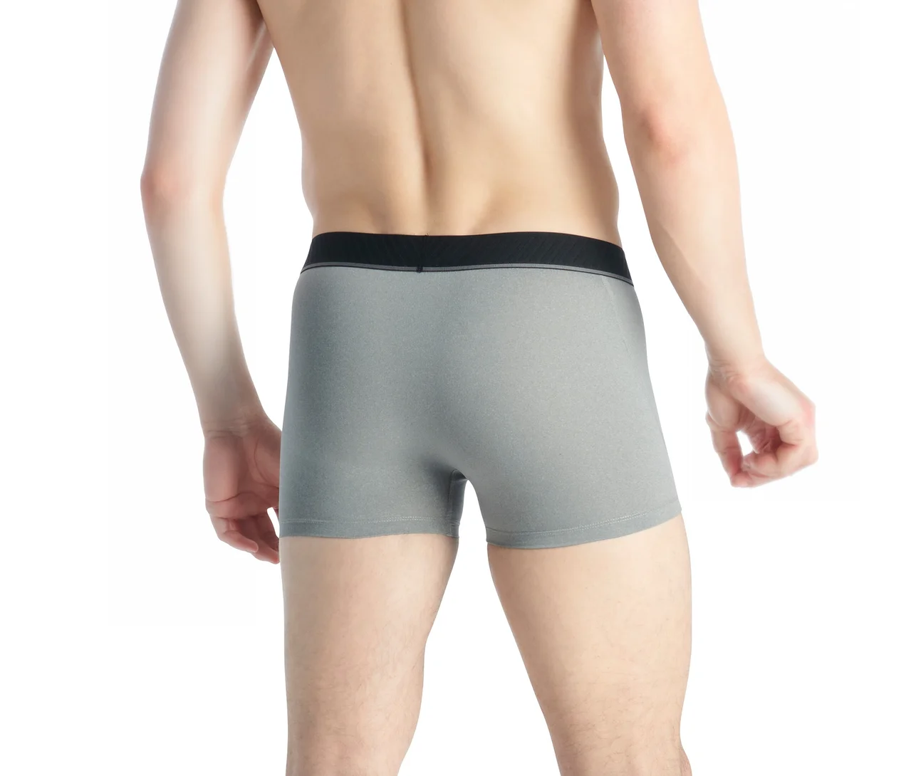 Vue de dos d'une personne portant un boxer gris avec une ceinture noire.