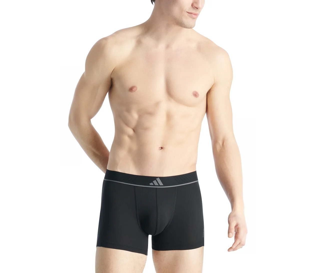 Homme torse nu au torse musclé, portant un boxer noir avec un logo Adidas gris sur la ceinture.