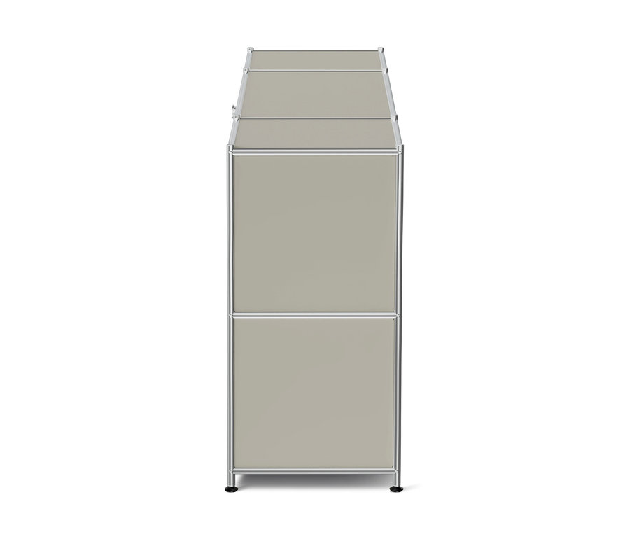 Armoire modulaire haute et étroite de couleur gris clair avec un cadre argenté et des pieds noirs, composée de trois compartiments empilés.