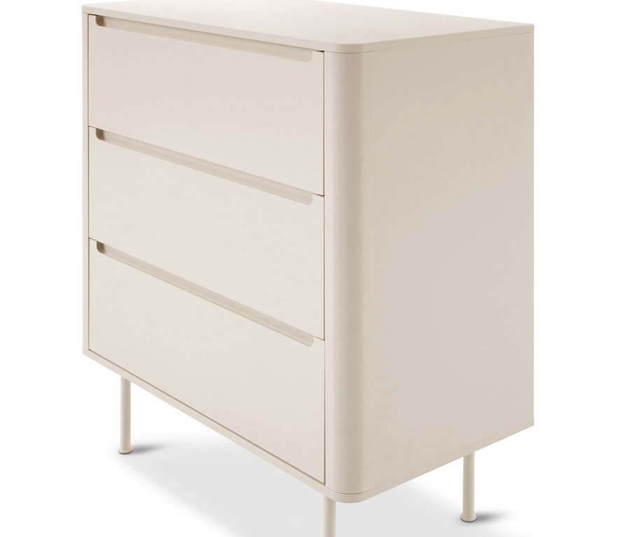 Commode crème clair avec trois tiroirs et des coins arrondis, reposant sur quatre pieds fins.
