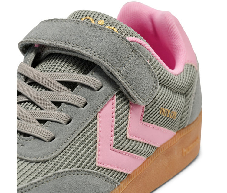 Baskets hummel® « VM78 CPH JR » menthe avec détails en daim gris, doublure rose, lacets et fermeture auto-agrippante.