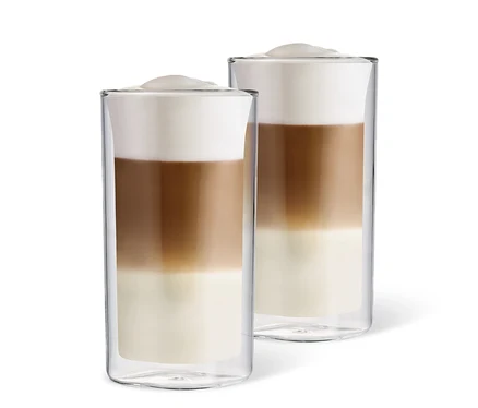 Deux verres à latte macchiato avec des couches de lait, de café et de mousse.