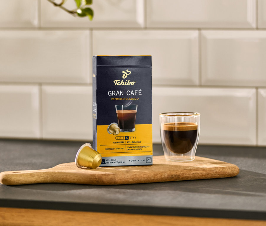 Un paquet et une tasse de Gran Café Espresso Classico sont posés sur une planche en bois.