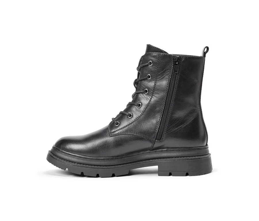 Bottine en cuir noir à lacets avec fermeture éclair latérale et semelle crantée épaisse.