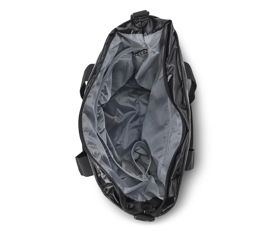 Sac noir ouvert avec extérieur brillant, doublure grise, plusieurs poches intérieures, des fermetures éclair et une boucle élastique.