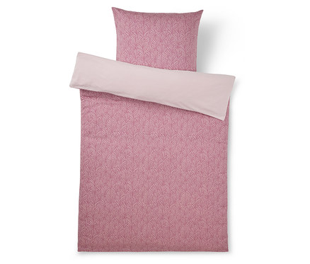 Parure de lit rose avec une housse de couette et une taie d'oreiller à motifs, présentant un motif de feuilles rose foncé sur une face et un revers rose clair uni.