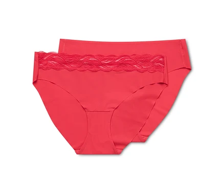 Deux slips Magic Cut rouge flamant, l'un avec une bordure en dentelle à la taille, posés l'un sur l'autre.