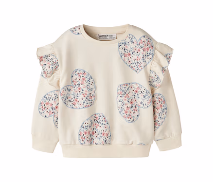 Sweater enfant NAME IT crème avec des cœurs fleuris et des volants aux épaules.