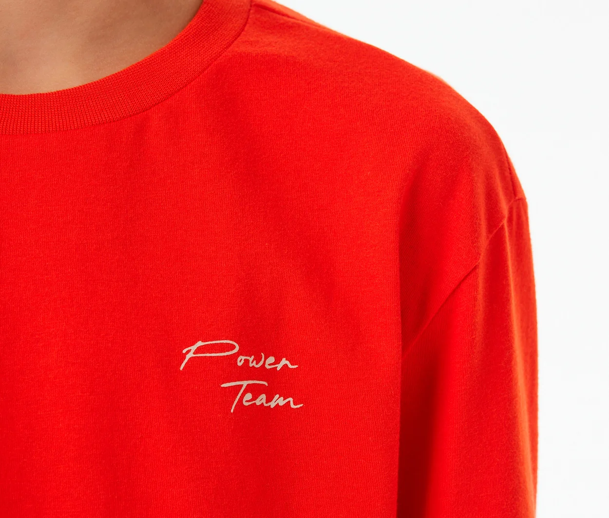 Haut de pyjama enfant SCHIESSER rouge à poignets, avec l'inscription « Power Team » sur la poitrine.