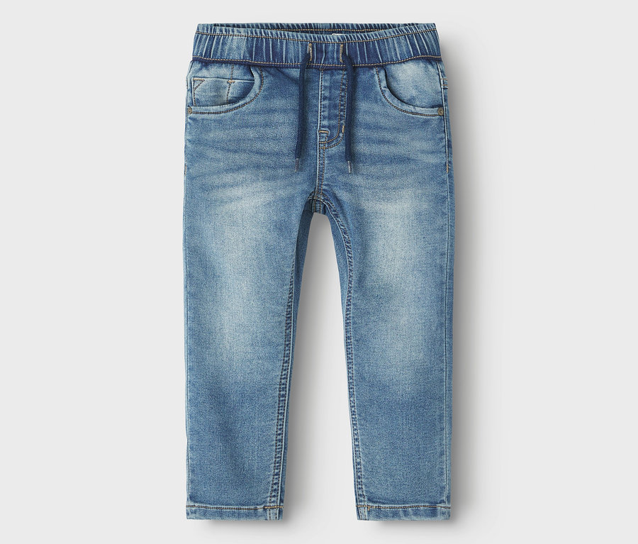 Jean NAME IT Slim Sweat bleu clair avec taille élastique à cordon de serrage et poches avant.