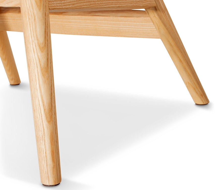 Gros plan sur le pied d'un fauteuil avec repose-pieds.