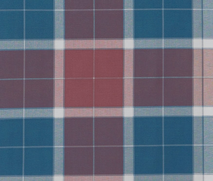 Gros plan d'une parure de lit à carreaux en microfibre dans les tons bleu, rouge et blanc.