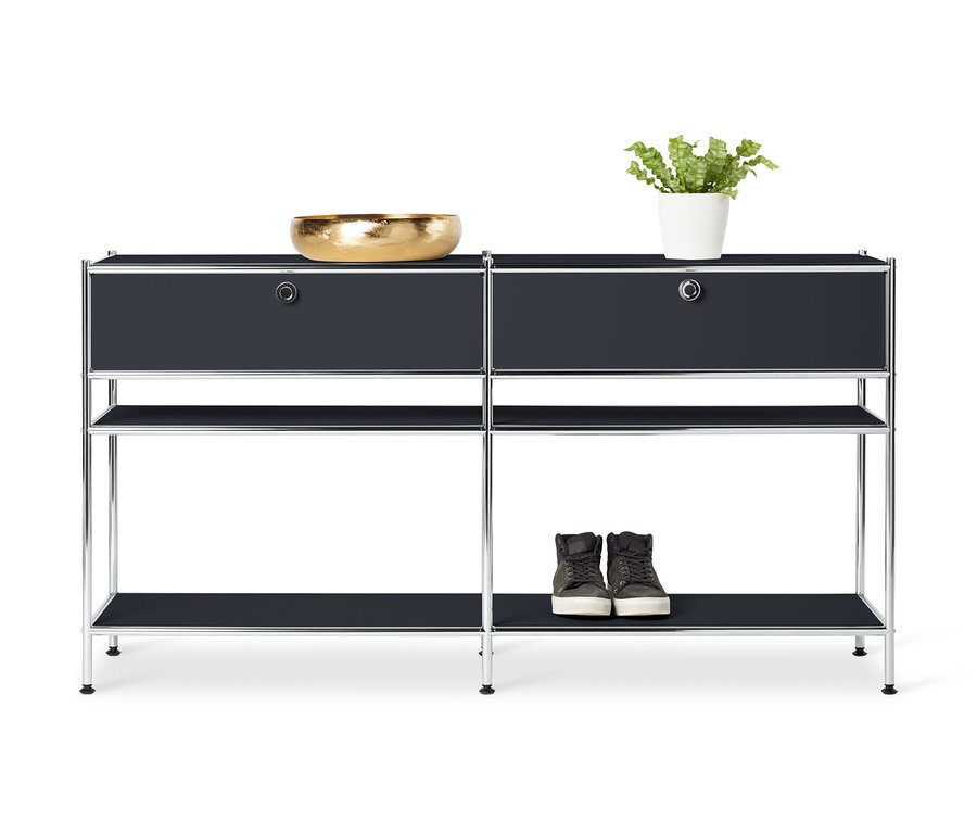 Console en métal noire « CN3 » avec 2 tiroirs. Un bol doré et une plante en pot sont posés dessus. Des chaussures sont posées sur l'étagère en dessous.