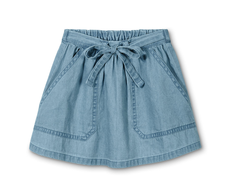 Une jupe en denim de coton bleu clair avec un noeud à la taille.