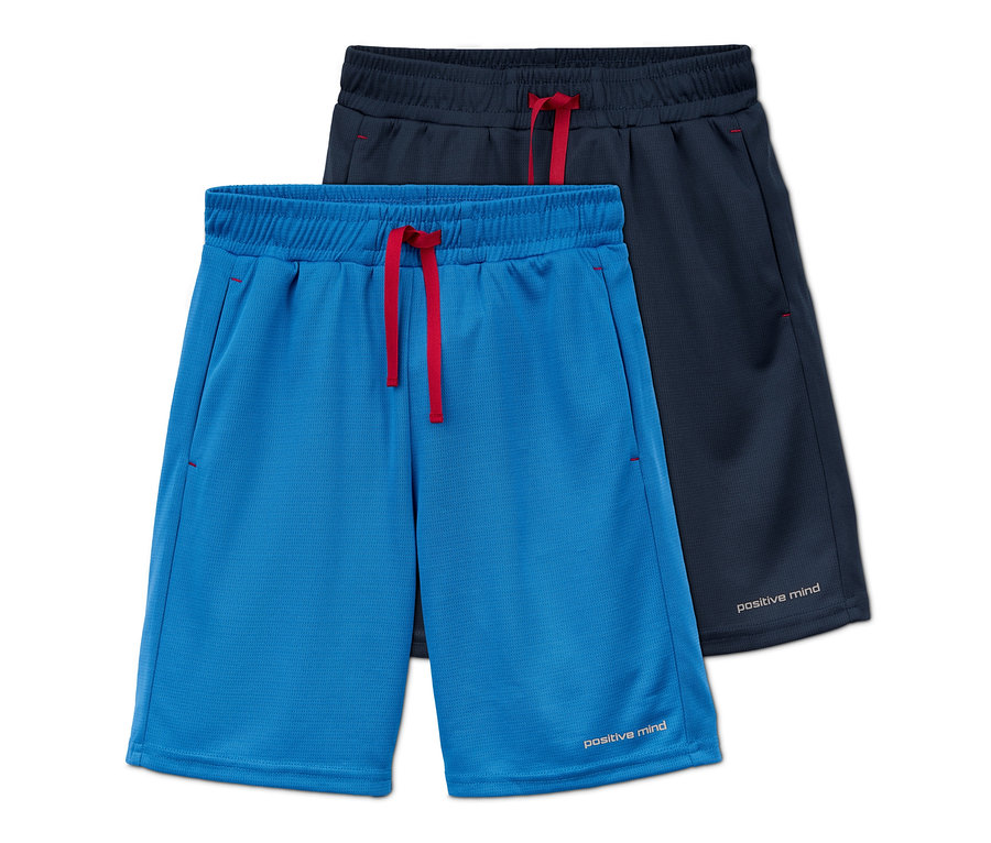 Deux shorts de sport pour garçons en matériaux recyclés, un bleu et un bleu foncé.