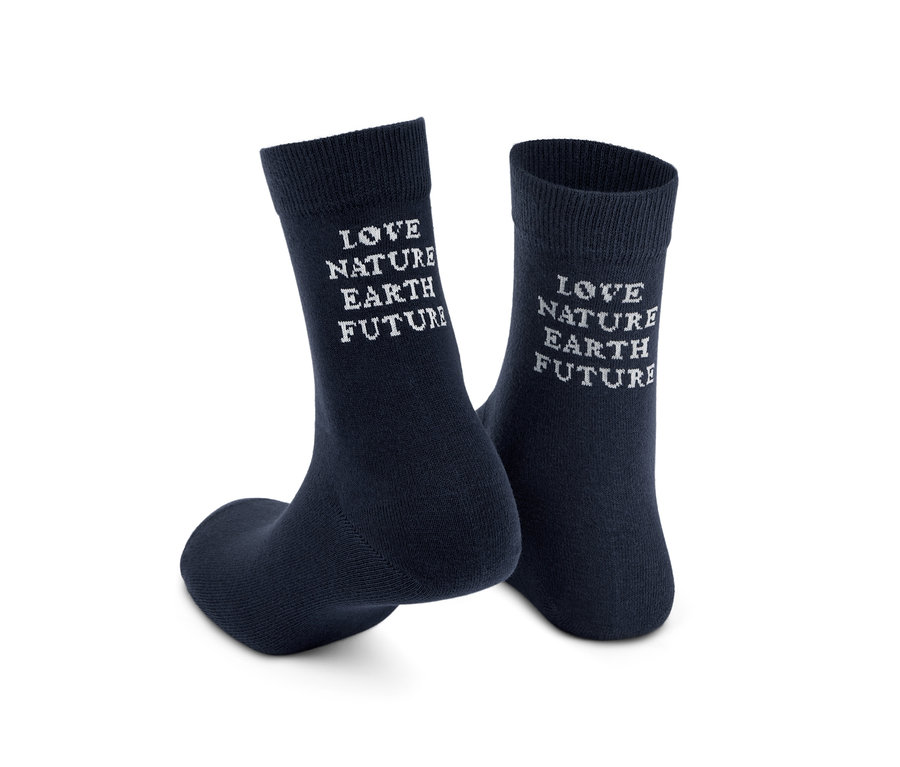 Deux paires de chaussettes bleu marine avec inscription.
