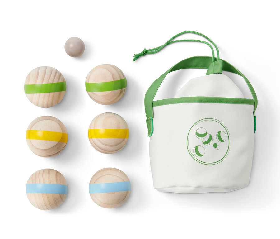 Un jeu de boules avec six boules en bois avec des rayures colorées et une petite boule à côté d'un sac blanc.