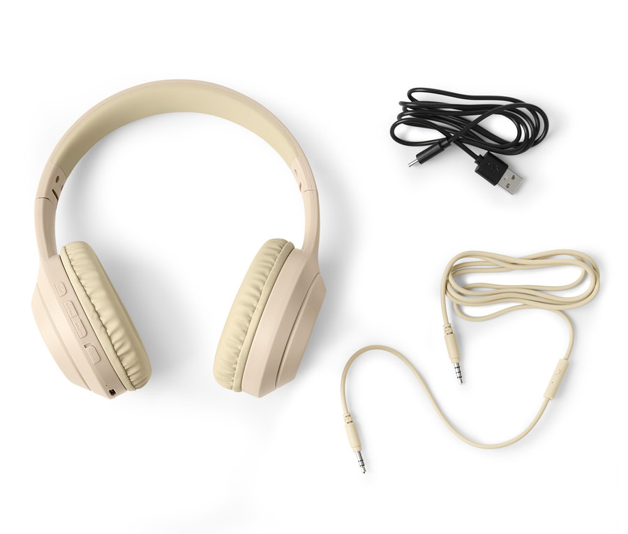 Un casque Bluetooth® beige et deux câbles sur fond blanc.