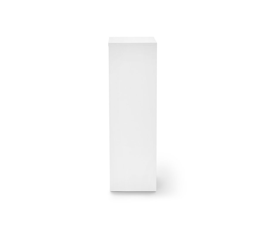 Une armoire d'appoint blanche avec porte se dresse sur un fond blanc.
