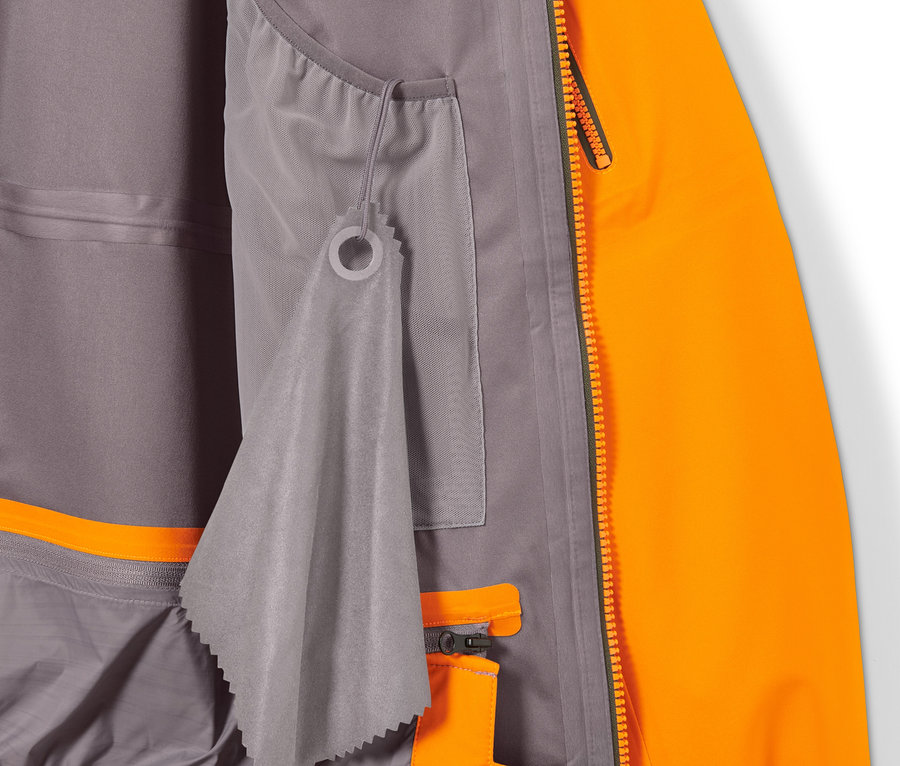 Vue détaillée de l'intérieur d'une veste de ski hardshell avec poches intérieures et chiffon pour lunettes.