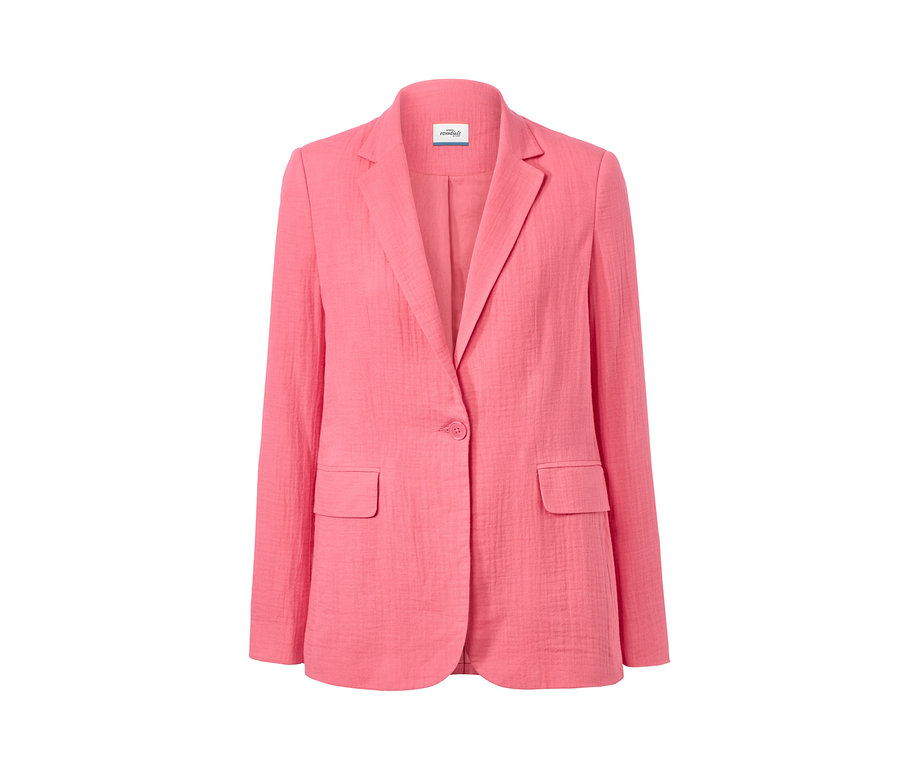 Un blazer en mousseline corail sur fond blanc.