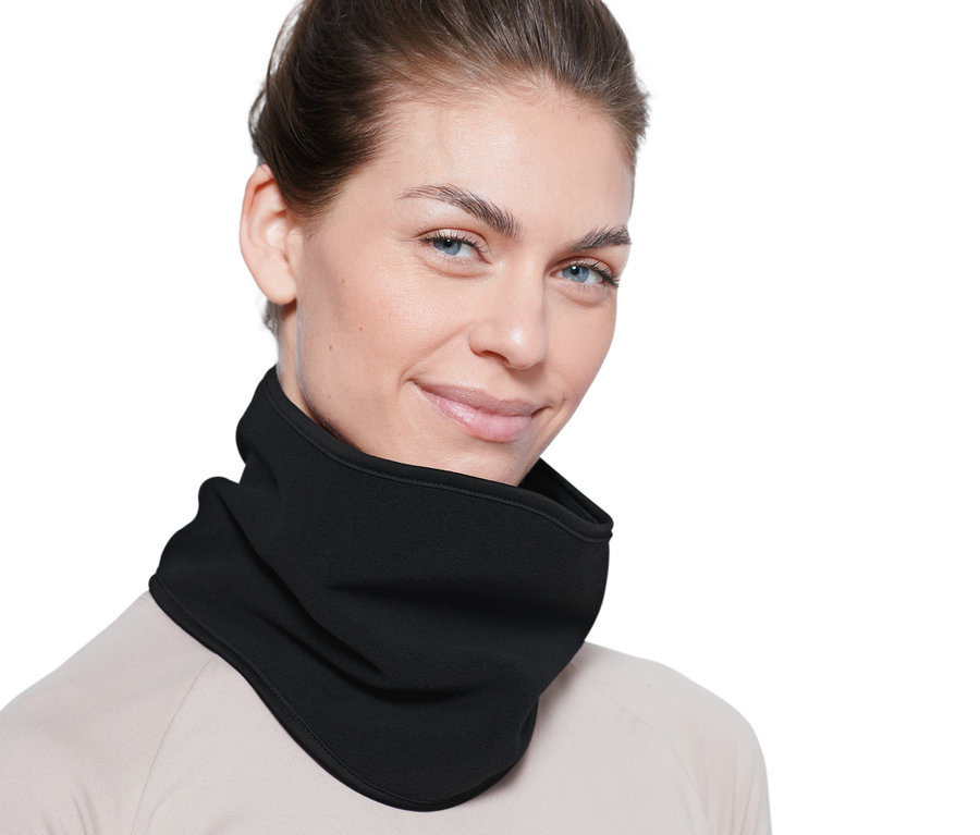 Une femme portant un cache-cou en polaire noir.