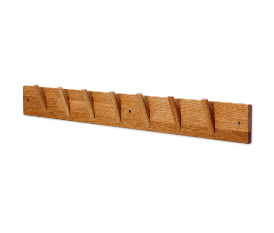 Garde-robe murale en bois avec huit crochets.