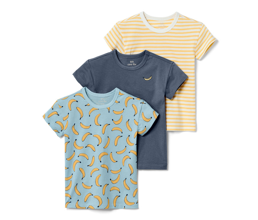 Trois t-shirts pour enfant : bleu clair avec des bananes, bleu foncé avec une banane et jaune-blanc rayé.