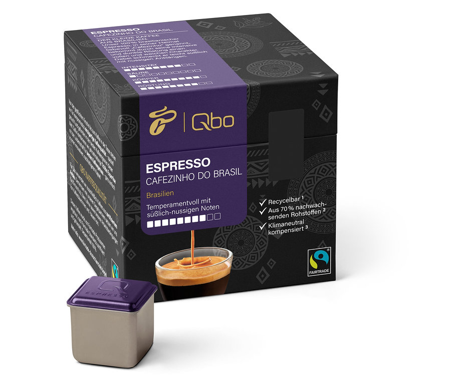 Un paquet de Qbo Espresso CAFEZINHO DO BRASIL – 27 capsules et une tasse d'espresso.