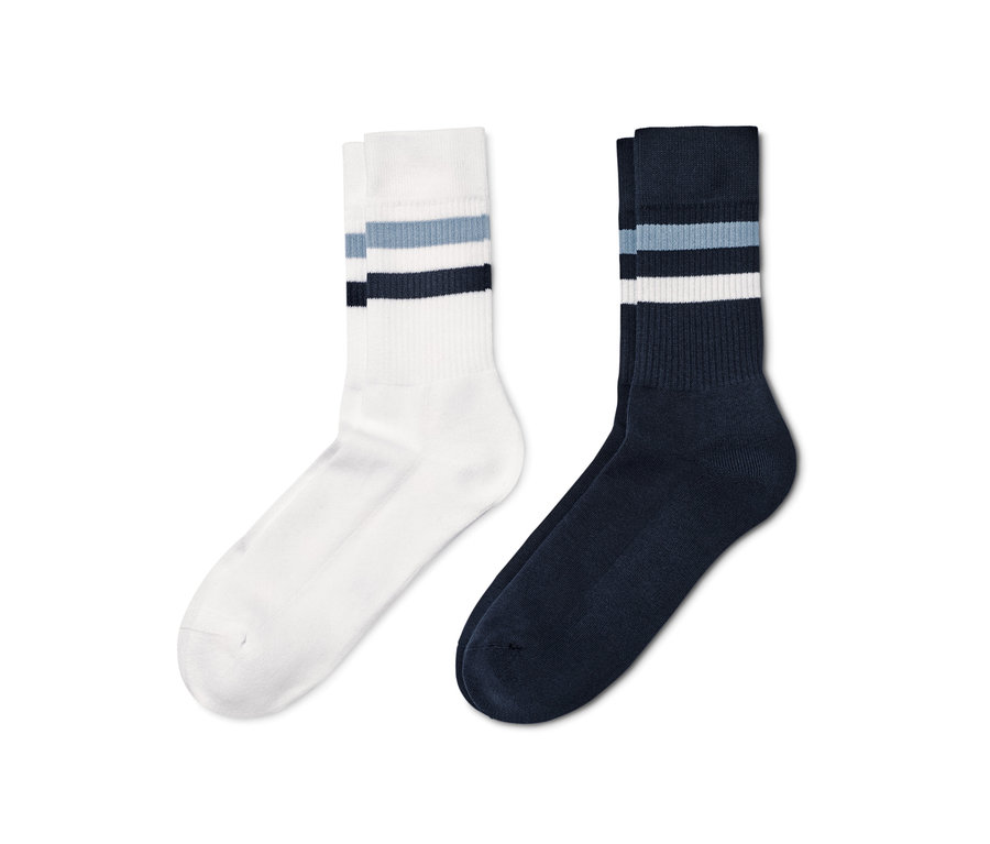 Deux paires de chaussettes en maille côtelée, une paire bleue et une paire blanche.
