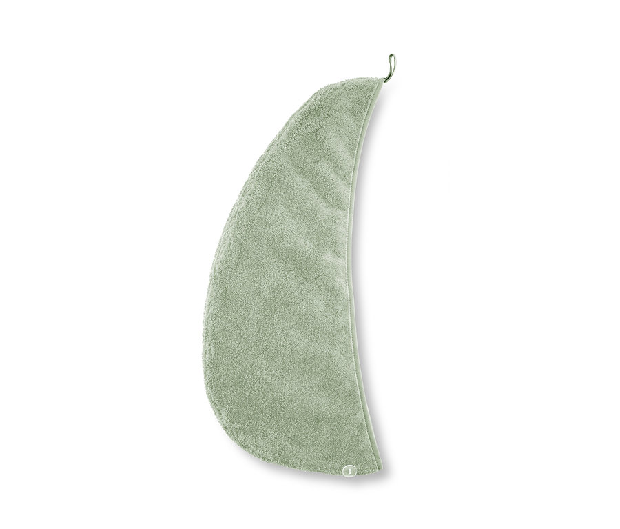 Une serviette turban verte sur fond blanc.