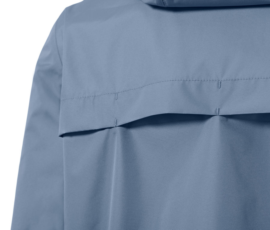 Gros plan sur une veste de pluie unisexe bleue.