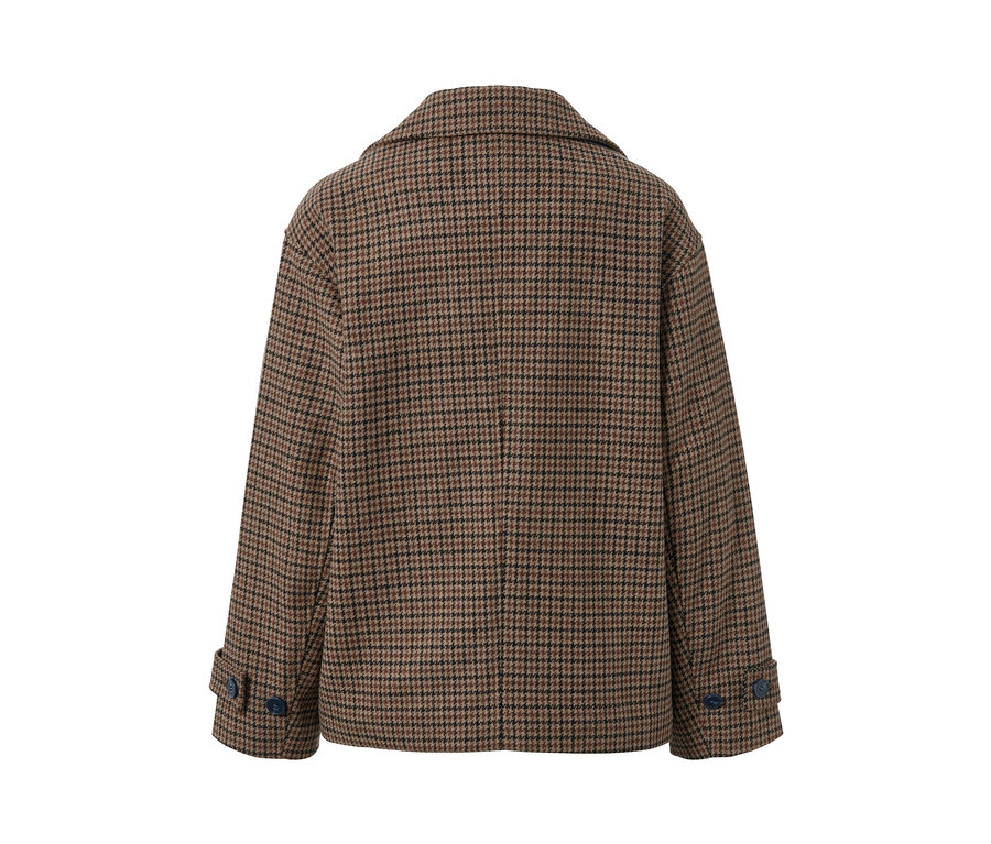 Vue détaillée de l'arrière d'une veste à carreaux avec de la laine.