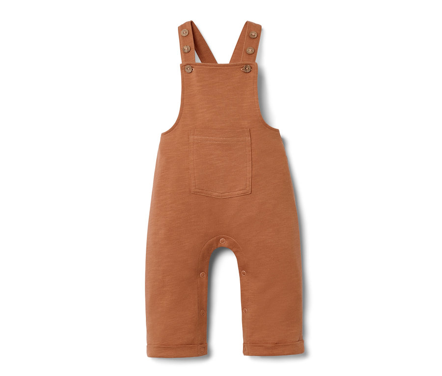 Une salopette marron pour bébé avec une poche au centre.