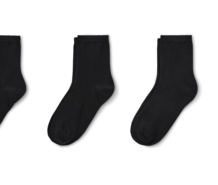 Trois paires de chaussettes.